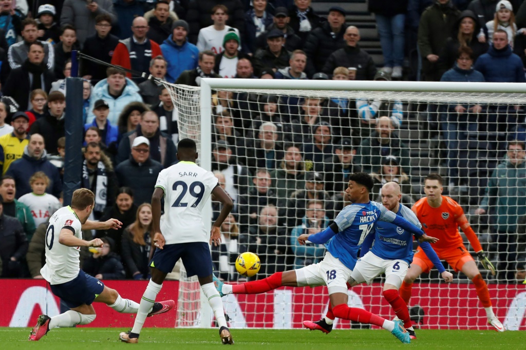 L'attaquant de Tottenham Harry Kane inscrit un but contre Portsmouth en Coupe d'Angleterre, le 7 janvier 2023 à Londres