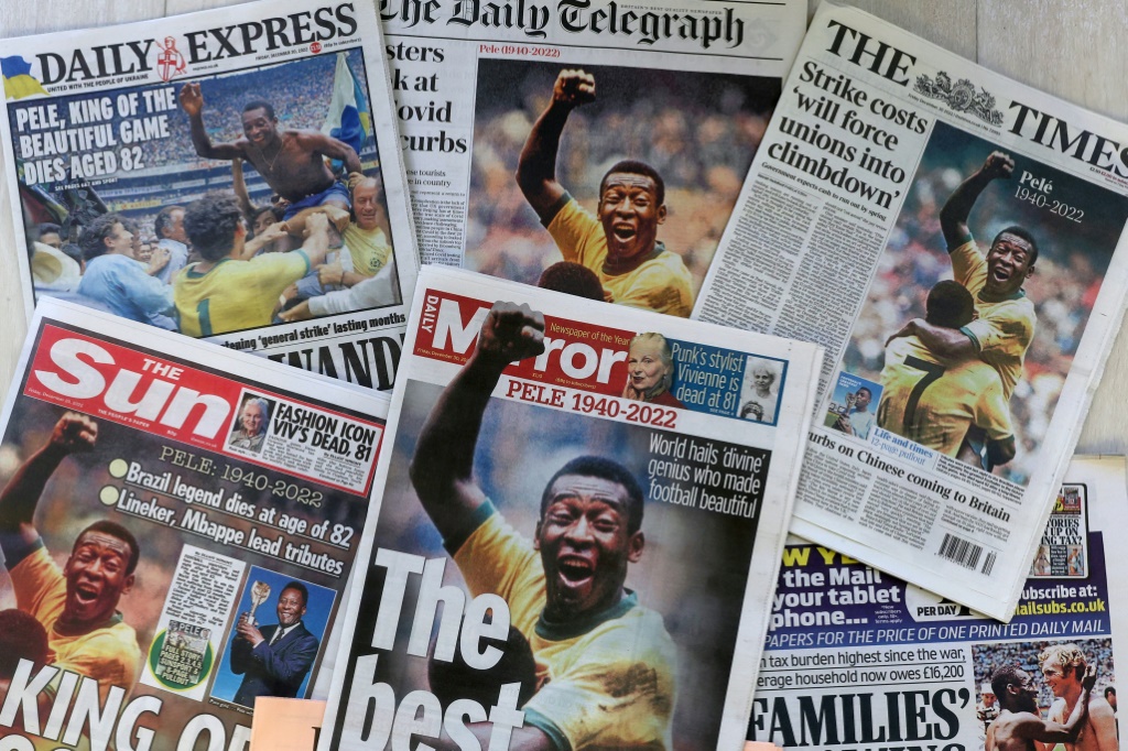 Un arrangement des unes des quotidiens britanniques photographié en illustration à Londres le 30 décembre 2022, montre des titres relatant le décès de la légende du football brésilien Pelé, décédé le 29 décembre 2022