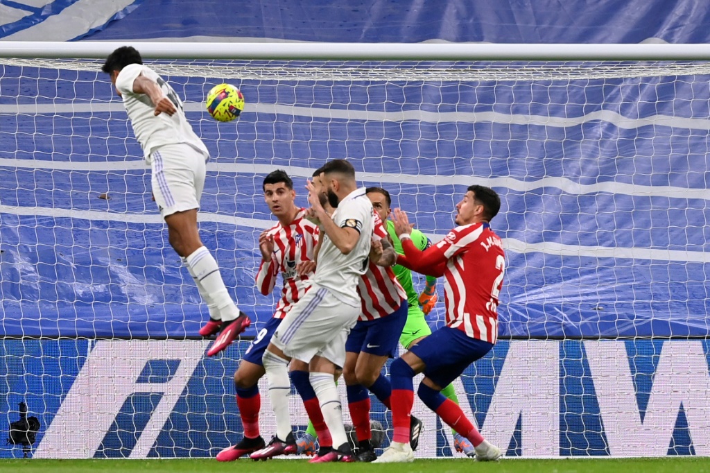 L'attaquant uruguayen du Real Madrid  Alvaro Rodriguez marque de la tête son premier but en Liga