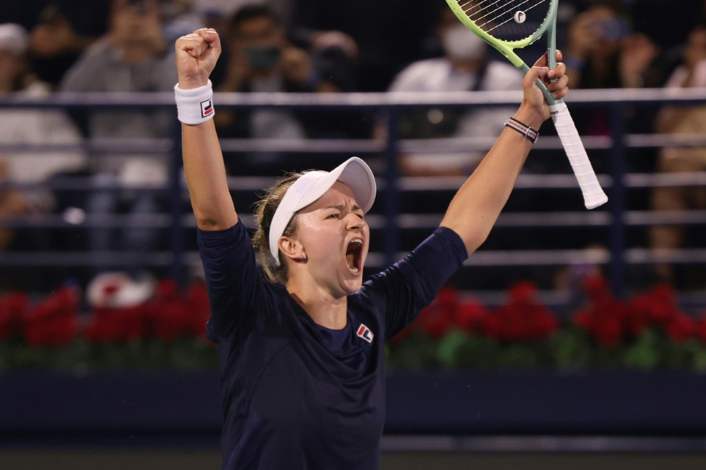 La joueuse de tennis tchèque Barbora Krejcikova célèbre sa victoire (6-4