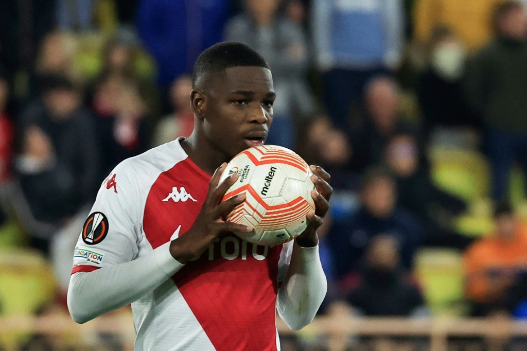 Le jeune milieu belge de Monaco Eliot Matazo vient de manquer son tir au but contre le Bayer Leverkusen en Ligue Europa