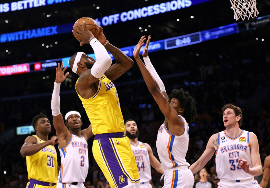 La légende des LA Lakers LeBron James au tir lors d'un match de NBA contre le Thunder d'Oklahoma City