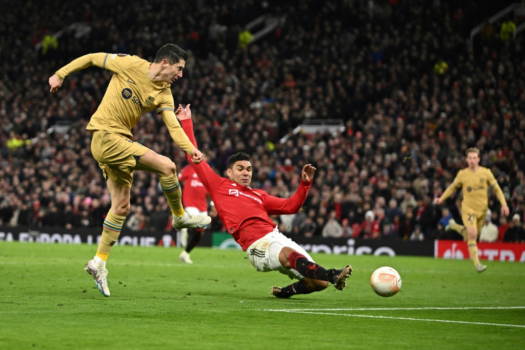 L'attaquant polonais de Barcelone Robert Lewandowski (g) frappe au but devant le milieu de Manchester United Casemiro en Ligue Europa