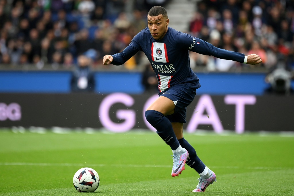 L'attaquant du PSG Kylian Mbappe au cours du match de Ligue 1 contre Lille au Parc des Princes le 19 février 2023 à Paris