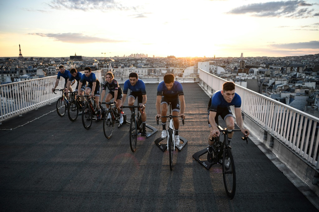 Des coureurs de l'équipe de cyclisme esport "The Punchers club" s'entraînent sur un toit de Paris avant de participer au Tour de France virtuel