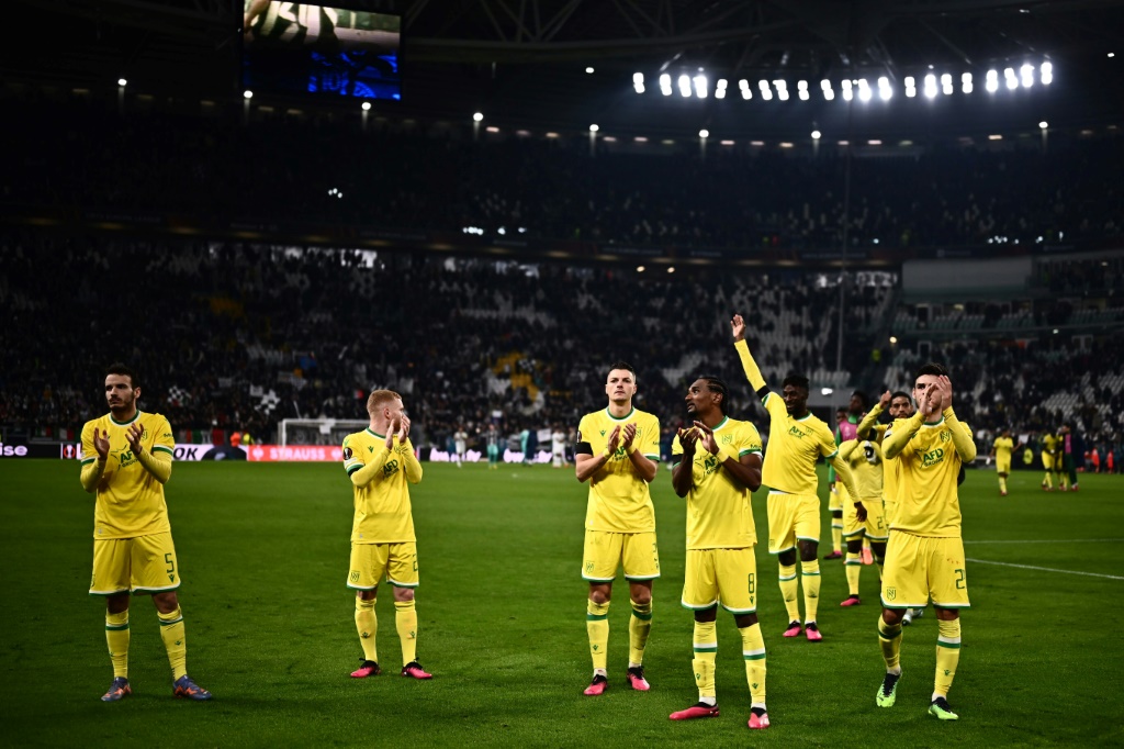 Les joueurs de l'équipe de Nantes après le match nul 1-1 contre celle de la Juventus de Turin en match de barrages aller de la Ligue Europa au stade de la Juventus le 16 février 2023.