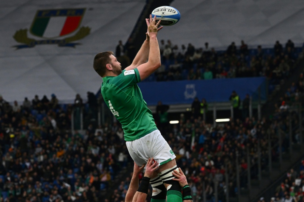 Le joueur irlandais Iain Henderson se saisit de la balle lors du match du Tournoi de rugby des Six Nations contre l'Italie au stade Olympico de Rome le 25 février 2023.