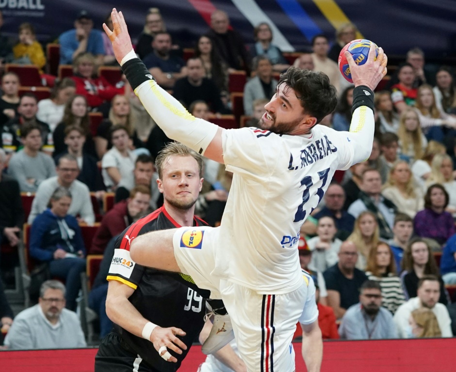 Le pivot de la France Ludovic Fabregas tire au but contre l'Allemagne en quart de finale du Mondial de hand à Gdansk