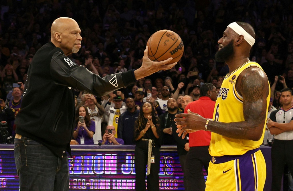 Kareem Abdul-Jabbar remet symboliquement le ballon de meilleur marqueur de l'histoire de la NBA à LeBron James