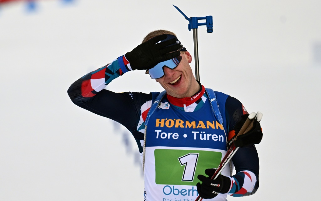 Le Norvégien Johannes Boe franchit en vainqueur la ligne d'arrivée du relais mixte simple des Mondiaux de biathlon à Oberhof (Allemagne) le 16 février 2023