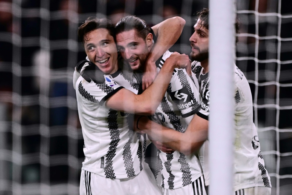 Adrien Rabiot (au centre) félicité par ses partenaires Federico Chiesa (à gauche) et Manuel Locatelli. L'international français de la Juventus a inscrit le but de la victoire contre la Fiorentina le 12 février 2023 à Turin