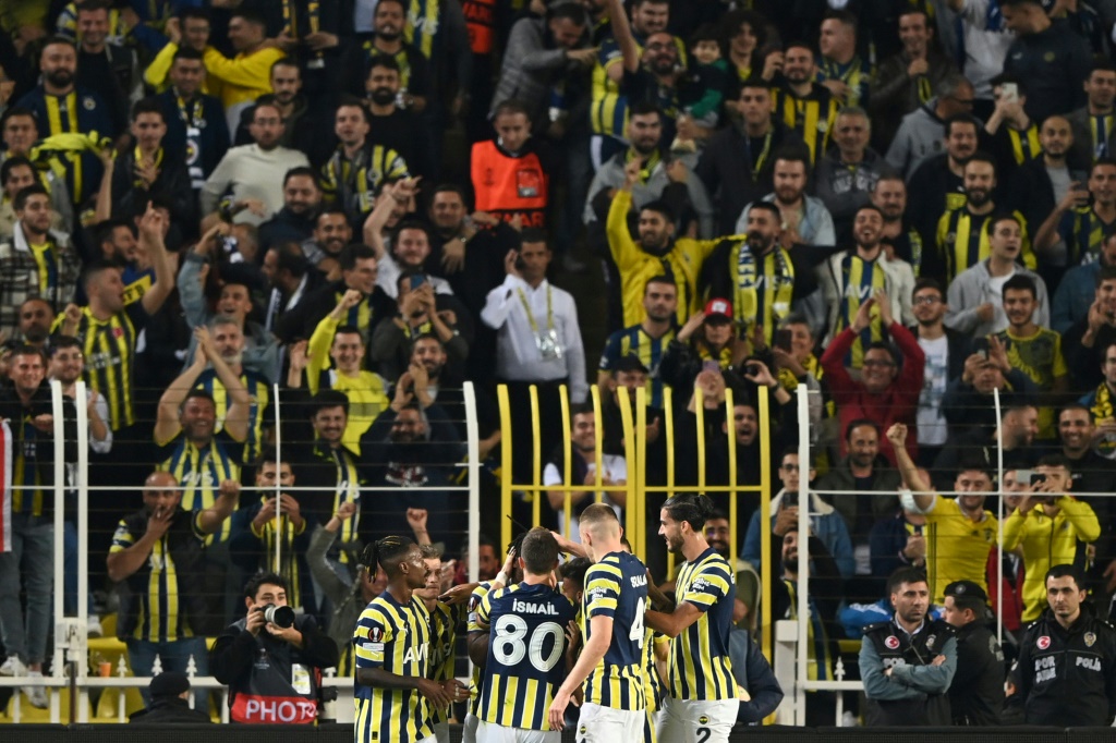 L'équipe de Fenerbahçe lors d'un match d'Europa League contre l'AEK Larnaca