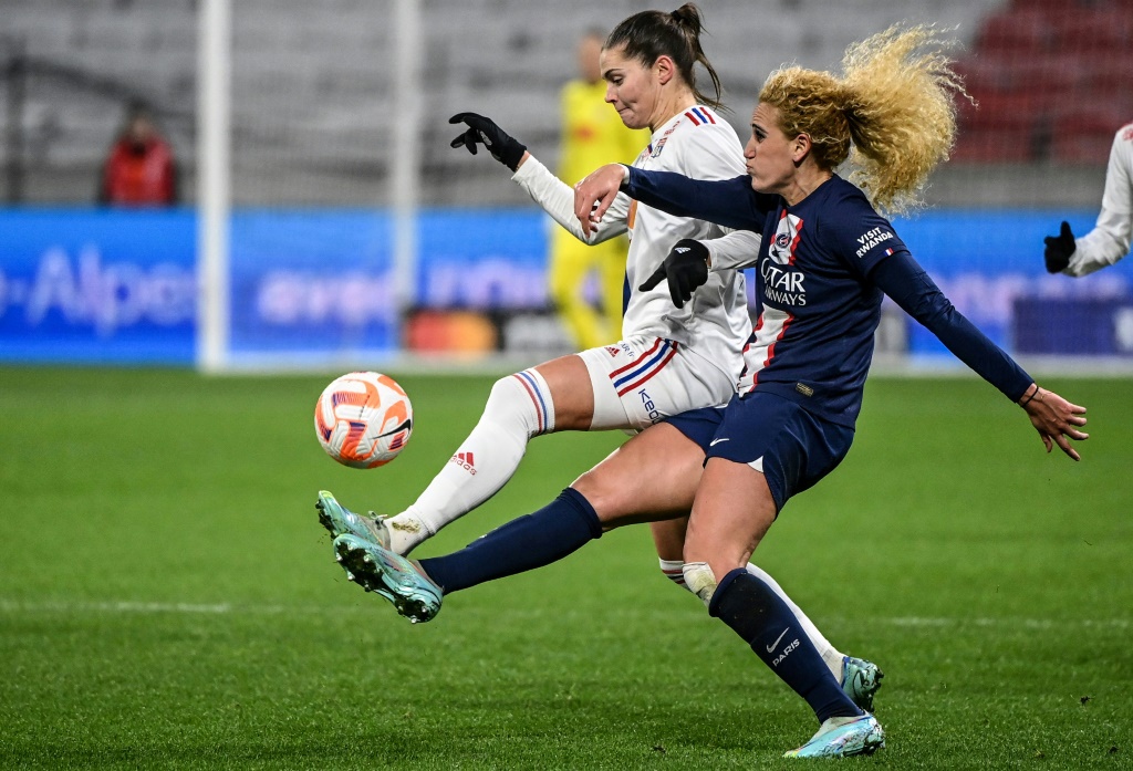 La milieu de terrain du Paris SG Kheira Hamraoui (D) lors d'un match de D1 féminine contre l'Olympique lyonnais