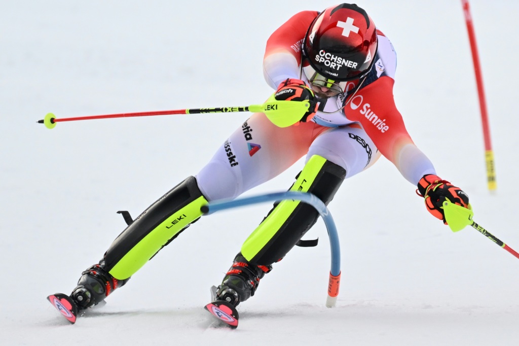 Le Suisse Loïc Meillard dans la seconde manche du slalom de Coupe du monde de Kitzbuehel le 22 janvier 2022 dans la station autrichienne
