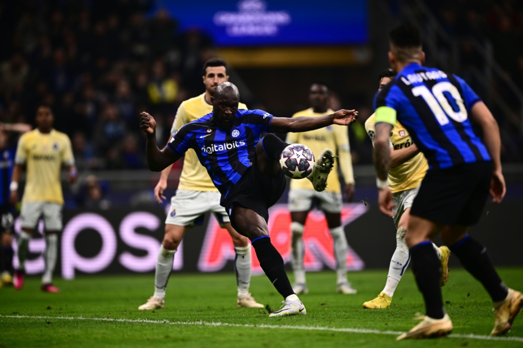 L'attaquant de l'Inter Romelu Lukaku (c) reprend et marque contre le FC Porto en 8e de finale aller de Ligue des champions