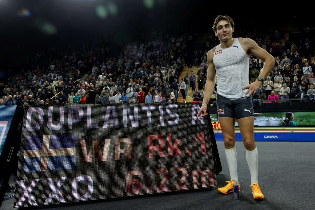 L'athlète suédois Armand Duplantis après avoir établi un nouveau record du monde à 6
