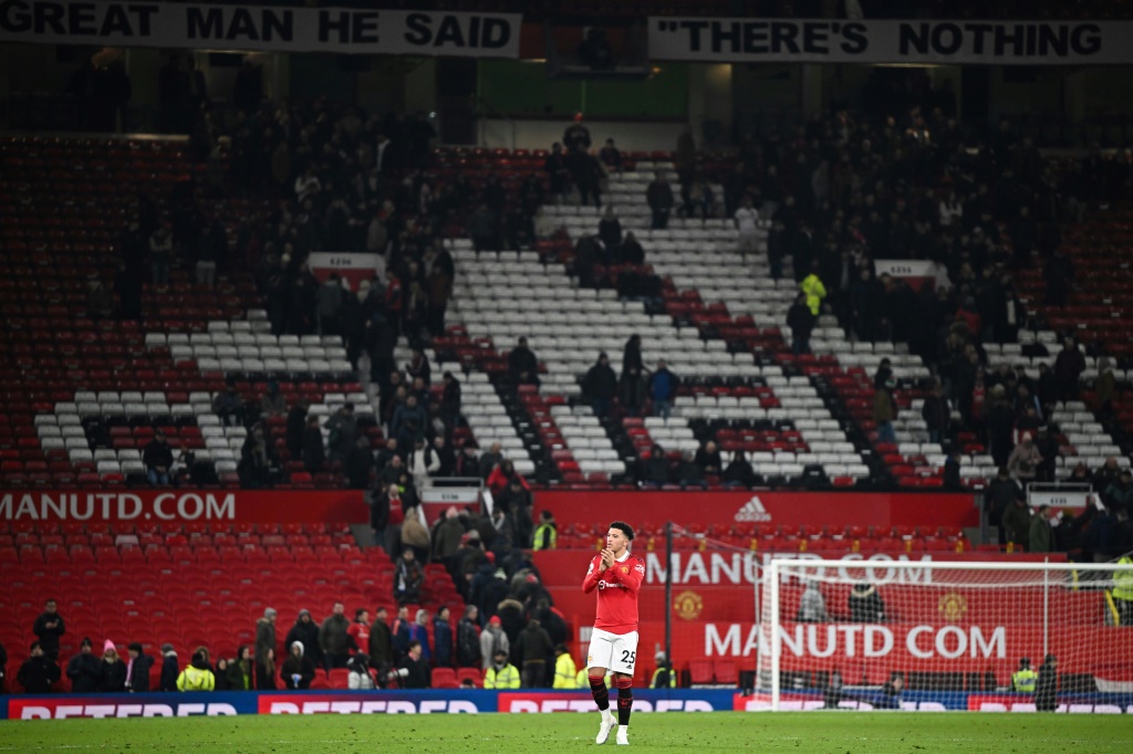 Le joueur de Manchester United Jadon Sancho applaudit après avoir égalisé à 2-2 lors du match de championnat d'Angleterre de football disputé contre Leeds le 8 février 2023 au stade de Old Trafford à Manchester.
