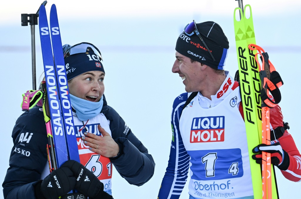 La Norvégienne Ingrid Landmark Tandrevold et le Français Quentin Fillon-Maillet discutent après l'arrivée du relais mixte des Championnats du monde de biathlon le 8 février 2023 à Oberhof en Allemagne