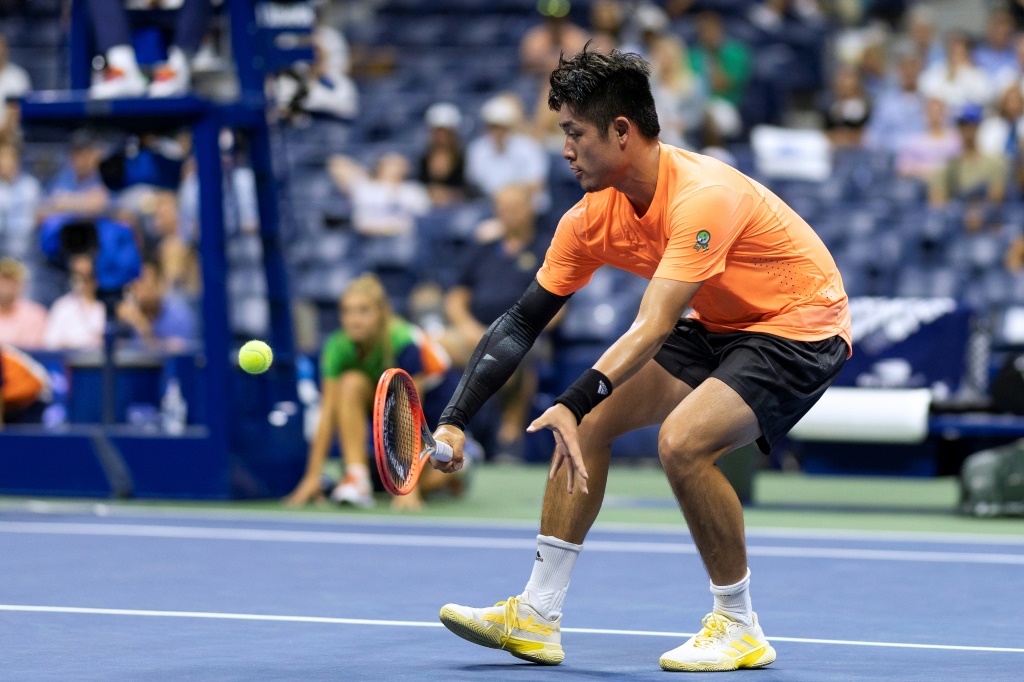 Le Chinois Yibing Wu au troisième tour de l'US Open contre le Russe Daniil Medvedev le 2 septembre 2022 à New York