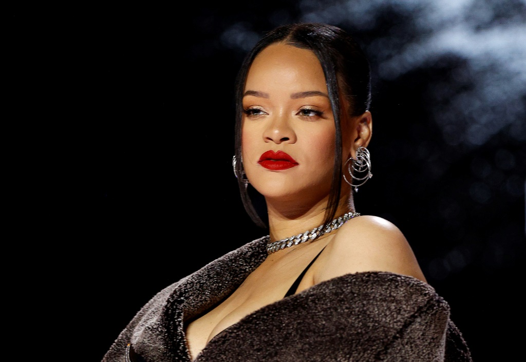 La chanteuse Rihanna, lors d'une conférence de presse à quelques jours du Super Bowl, le 9 février 2023 à Phoenix