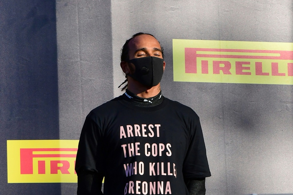 Le pilote de F1 Lewis Hamilton arbore un t-shirt réclamant l'arrestation des policiers qui ont tué Breonna Taylor aux Etats-Unis, sur le podium du GP de Toscane, le 13 septembre 2020