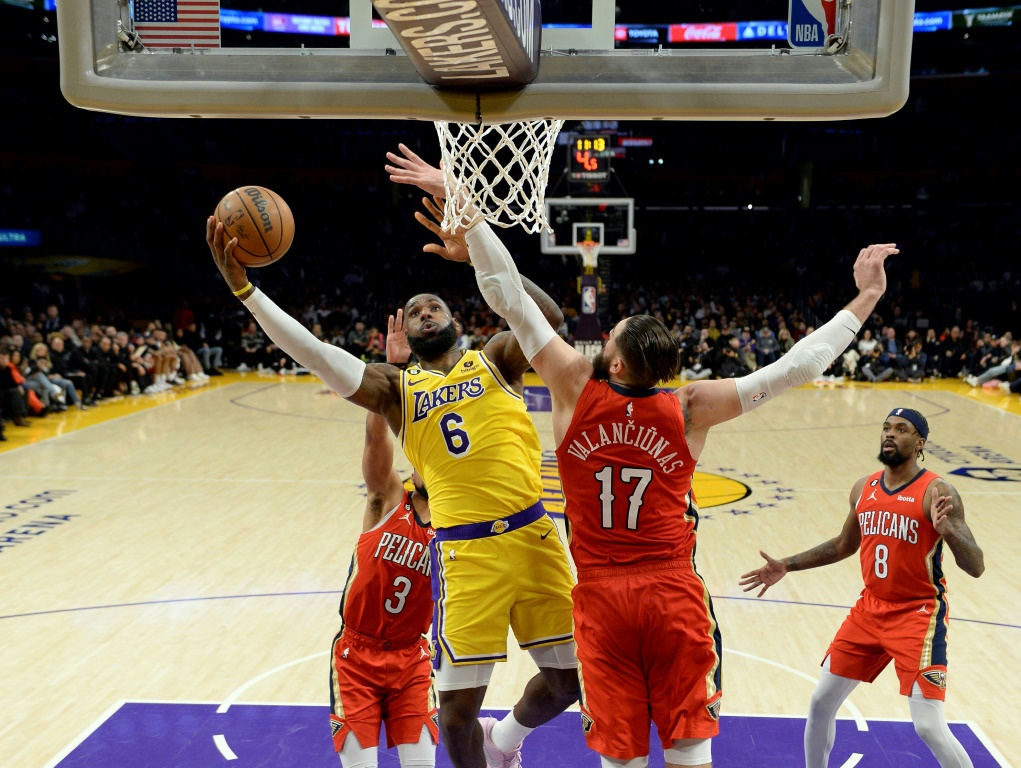 LeBron James, de retour avec les LA Lakers, lors d'un match de NBA contre les Pelicans de la Nouvelle-Orleans, le 15 février 2023 à Los Angeles