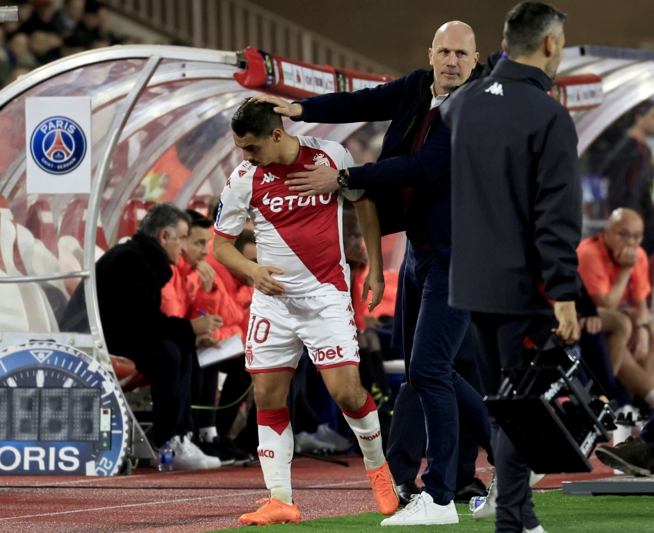 L'entraîneur de Monaco Philippe Clement félicite son attaquant Wissam Ben Yedder, lors de la victoire de Monaco contre le Paris SG en championnat, le 11 février 2023