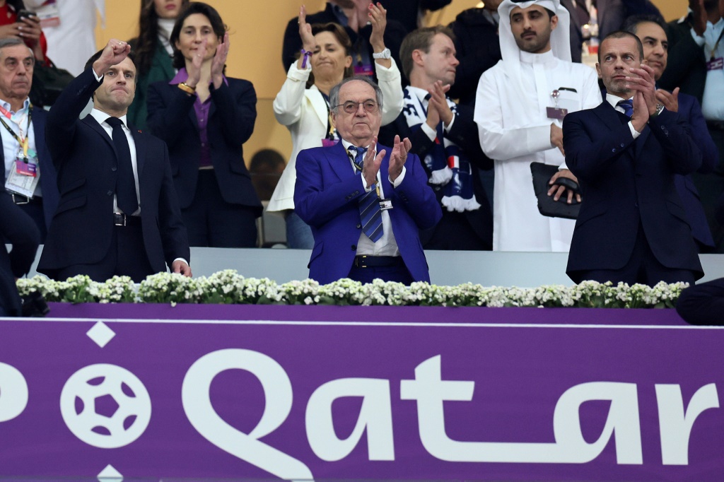 (g-d) Le président français Emmanuel Macron, le président de la Fédération française de football Noël Le Graet et le président de l'UEFA Aleksander Ceferin assistent au match de demi-finale de la Coupe du monde de football Qatar 2022, le 14 décembre 2022 à Doha