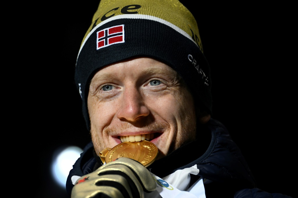 Le Norvégien Johannes Boe pose avec sa médaille d'or de la poursuite, lors des Mondiaux de biathlon, le 15 février 2023 à Oberhof