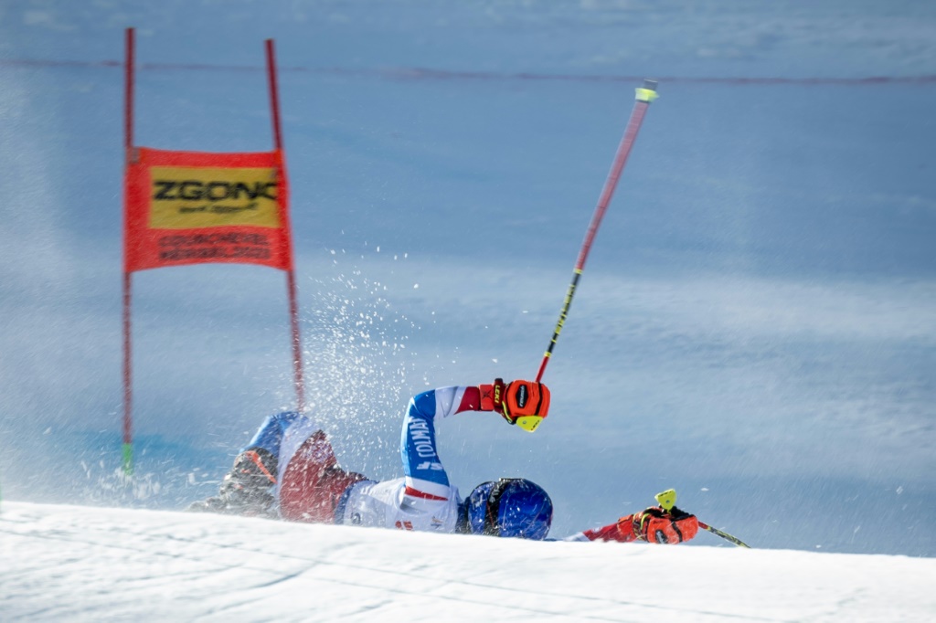 La Française Tessa Worley chute lors de la seconde manche de l'épreuve de slalom géant féminin du Championnat du monde de ski alpin 2023, à Méribel, le 16 février 2023
