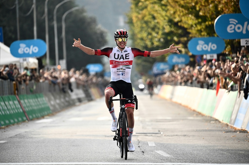 Le champion cycliste Slovène Tadej Pogacar de l'équipe UAE Team Emirates passe la ligne d'arrivée lors de sa victoire dans la 116e édition du Tour de Lombardie à Côme (Italie) le 8 octobre 2022.