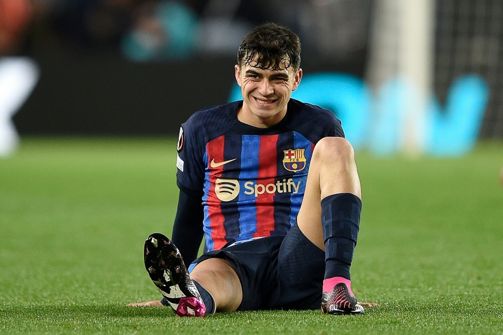 Le milieu espagnol de Barcelone Pedri blessé lors du barrage aller de Ligue Europa face à Manchester United à Barcelone le 16 février 2023