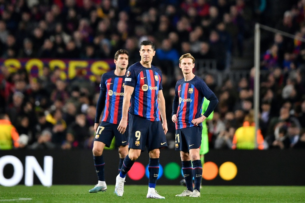 De gauche à droite, les joueurs de Barcelone Marcos Alonso, Robert Lewandowski et Frenkie de Jong après leur match nul face à Manchester United en barrage aller de Ligue Europa à Barcleone le 16 février 2023
