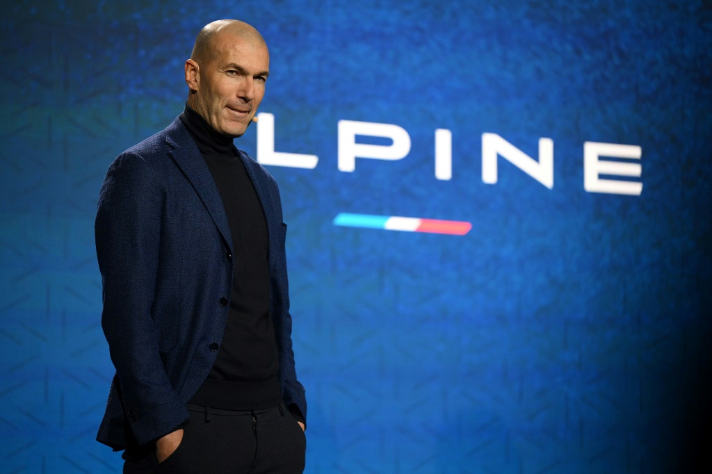 La légende du football français Zinedine Zidane, nouvel ambassadeur de l'écurie française Alpine, lors de la présentation de la monoplace pour la saison 2023, le 16 février 2023 à Londres