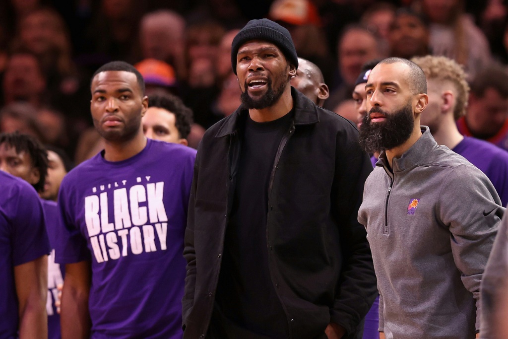 Kevin Durant (C) assiste à la rencontre de sa nouvelle franchise NBA, les Phoenix Suns, contre les LA Clippers, le 16 février 2023 à Phoenix