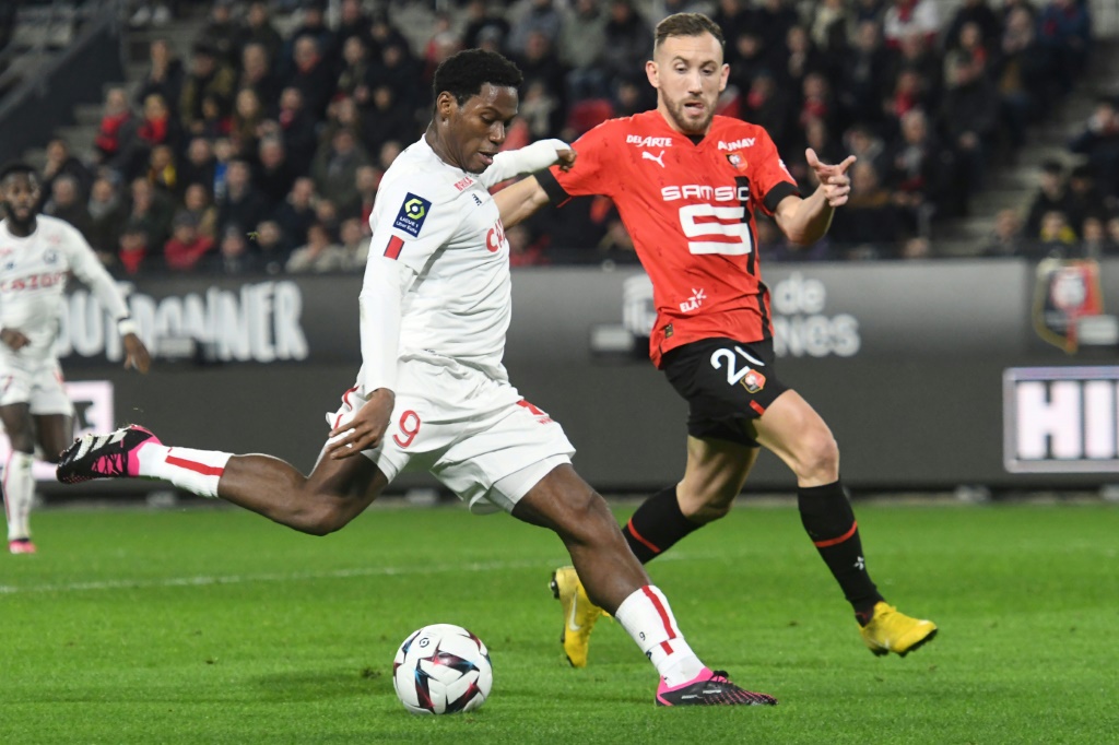 L'attaquant canadien de Lille Jonathan David (g.) tente de frapper devant le milieu de terrain français de Rennes Flavien Tait (d.) pendant le match de L1 entre le Stade Rennais et le LOSC, à Rennes, le 4 février 2023