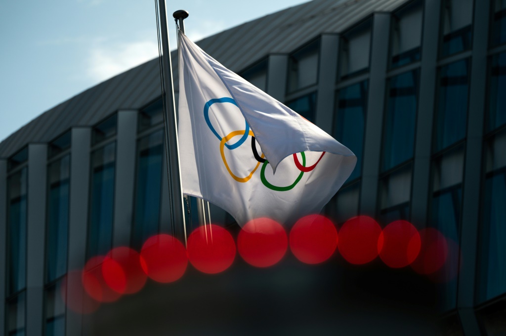 Photo du drapeau olympique au siège du CIO, prise le 8 mars 2021 à Lausanne
