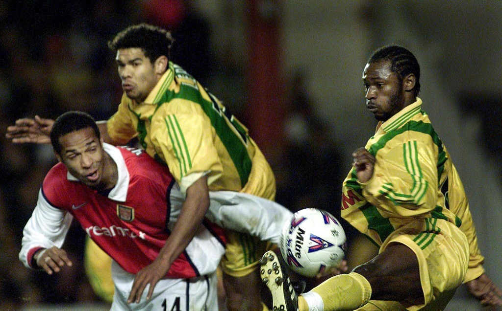 Thierry Henry (à gauche) à la lutte avec les Nantais Medhi Leroy et Salomon Olembé le 25 novembre 1999 en 16e de finale aller de Coupe de l'UEFA. Battus 3-0 ce soir-l), les Nantais arracheront le nul au match retour