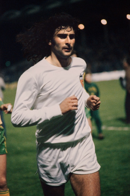 Mario Kempes, champion du monde avec l'Argentine deux ans ans plus tôt, le 9 avril 1980 sur la pelose du stade Marcel-Saupin lors de la demi-finale aller de Coupe des Coupes entre Nantes et Valence