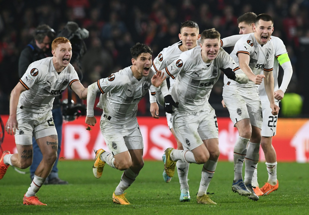 La joie des Ukrainiens du Shakhtar Donetsk qualifiés aux tirs au but contre Rennes en Ligue Europa, le 23 février 2023 à Rennes