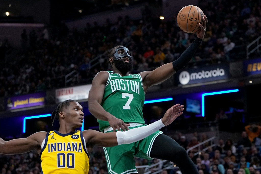 Jaylen Brown, des Boston Celtics, au cours du match de NBA face aux Indiana Pacers le 23 février 2023 à Indianapolis
