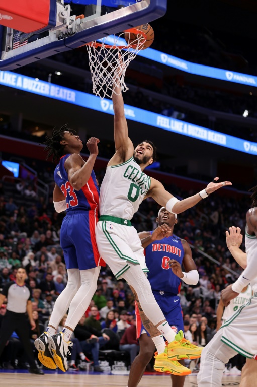 Jayson Tatum , la star des Boston Celtics, se fraie un chemin sous le panier lors d'un match de NBA contre les Detroit Pistons, le 6 février 2023 à Détroit