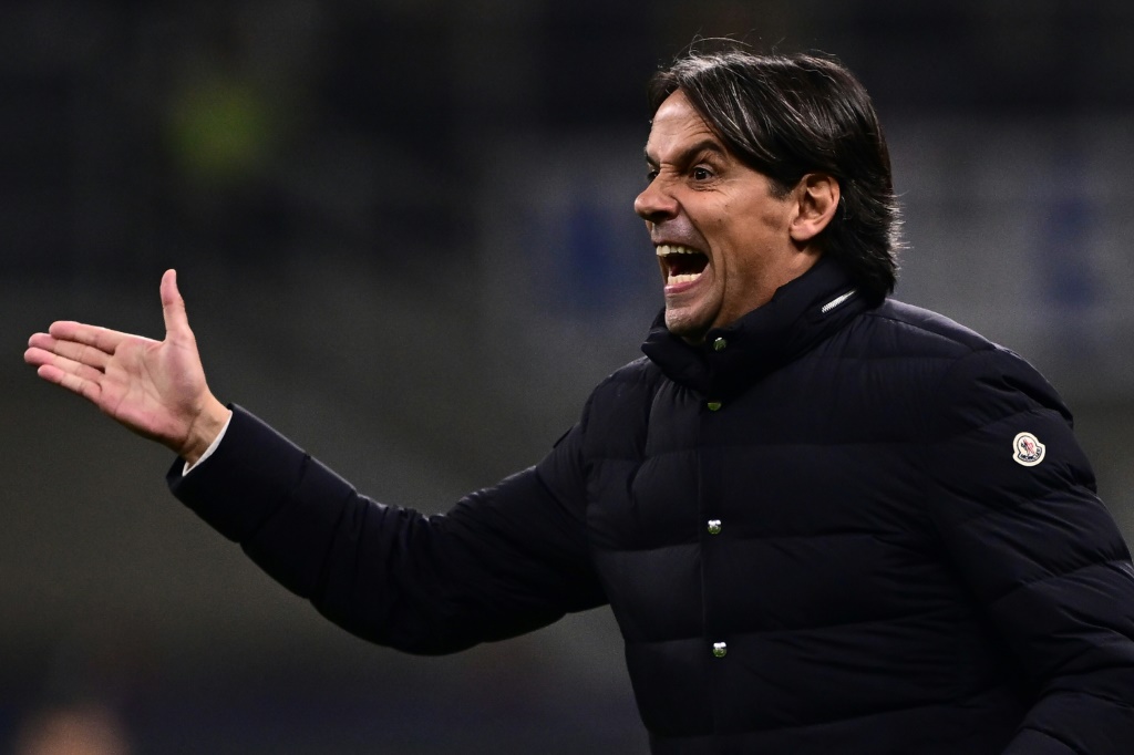 Le coach de l'Inter Milan Simone Inzaghi replace ses troupes contre le FC Porto en ligue des champions, le 22 février 2023 à San Siro