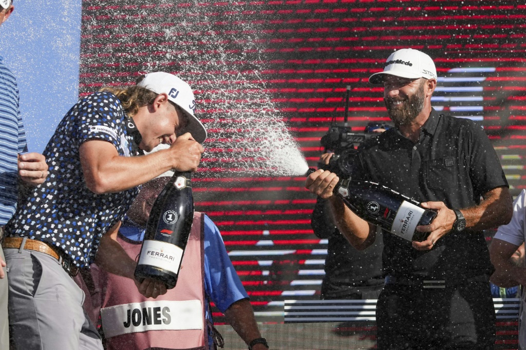 Le capitaine des 4 Aces Dustin Johnson (à droite) et son homologue de Punch GC, Cameron Smith, s'arrosent de champagne à l'issue du tournoi de Doral à Miami, le 30 octobre 2022