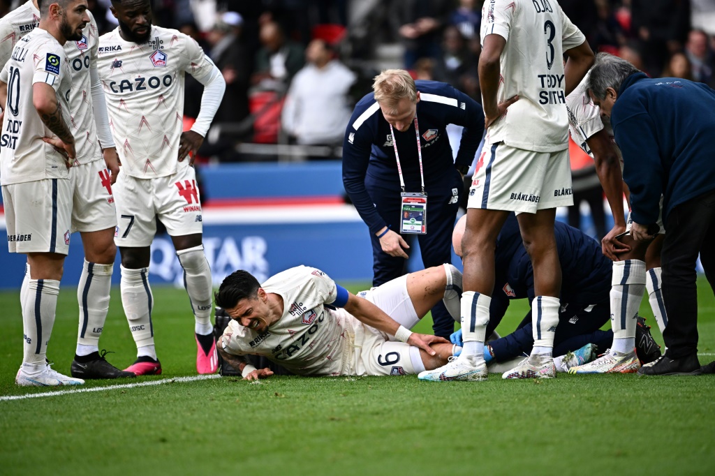 le Lillois Jose Fonte au sol et blessé contre le PSG, le 19 février 2023 au Parc des Princes