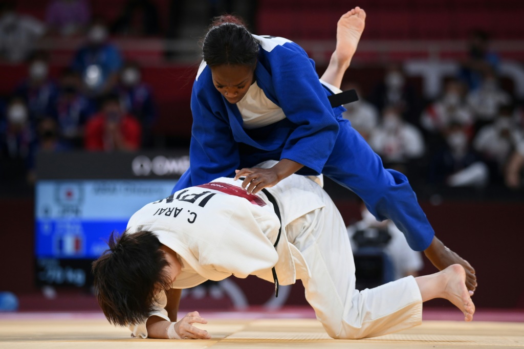 La Française Clarisse Agbegnenou face à la Japonaise Chizuru Arai lors de l'épreuve par équipes des Jeux olympiques 2021 le 31 juillet 2021 à Tokyo