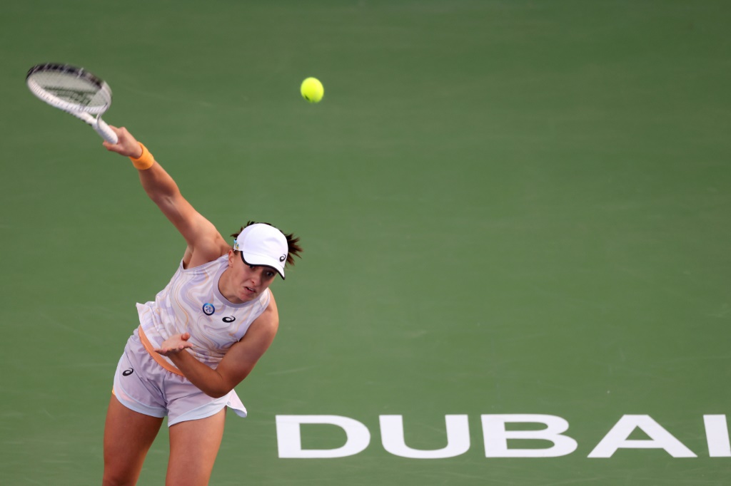 La Polonaise Iga Swiatek le 24 février 2023 lors de sa victoire en demi-finale du tournoi WTA 1000 de Dubai face à l'Américaine Coco Gauff. Elle sera opposée en finale à la Tchèque Barbora Krejcikova, qui l'a battue en finale du tournoi d'Ostrava en octobre dernier au terme d'un match marathon de plus de trois heures.