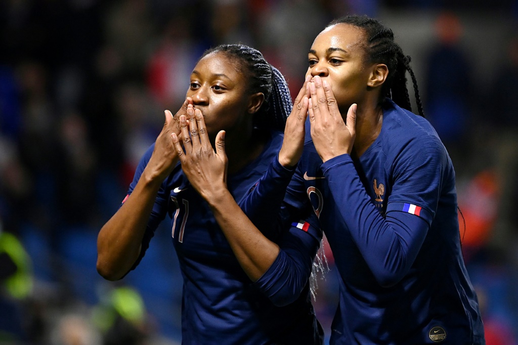Les attaquantes Marie-Antoinette Katoto (g) et Kadidiatou Diani lors du Tournoi de France contre les Pays-Bas au stade Océane au Havre, le 22 février 2022