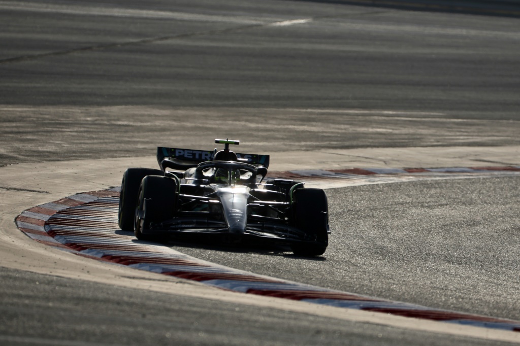 Le pilote britannique Lewis Hamilton (Mercedes) lors de la 3e journée des essais de pré-saison du championnat du monde de Formule Un 2023 sur le circuit de Sakhir à Bahrein le 25 février 2023.