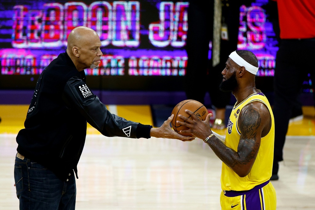 Kareem Abdul-Jabbar transmet symboliquement le ballon du meilleur marqueur de l'histoire de la NBA à LeBron James après que celui-ci a battu son record vieux de 38 ans, le 7 février 2023 à Los Angeles